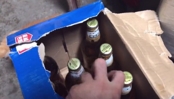 东北小伙请老兵吃饭,一箱啤酒配上家乡菜,这种聚餐方式你喜欢不