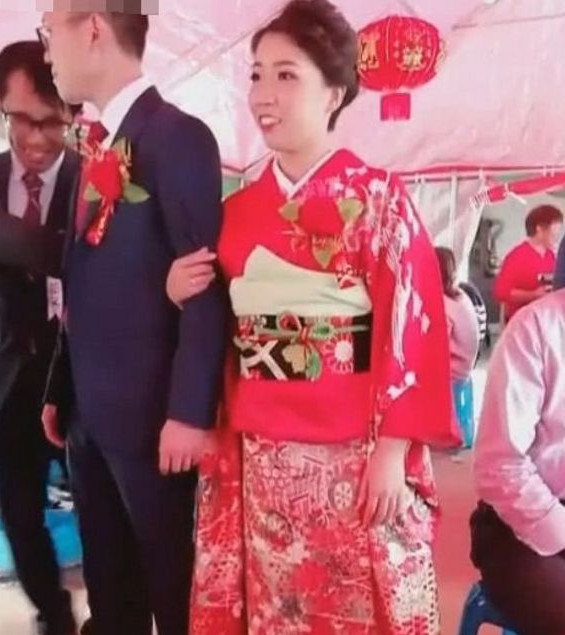 小伙娶日本媳妇,婚礼上新娘穿和服,看到新娘后,网友:羡慕!