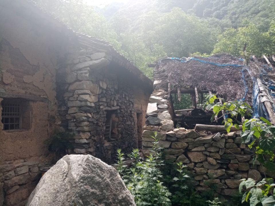 秦岭大山中的石头房子处于半山腰,荒芜村落只有大爷一人居住