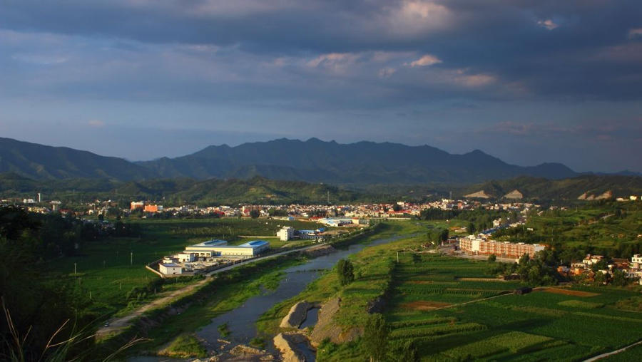 河南南阳西峡县最大的镇,两条高速公路交汇,还有一个火车站