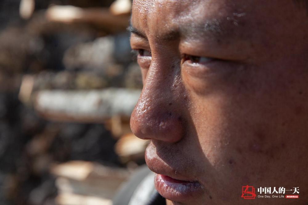 凉山22岁高考生打3年黑工复学 想改变命运却压