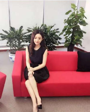 女星坐姿粗放优雅各不同:范爷不惧走光