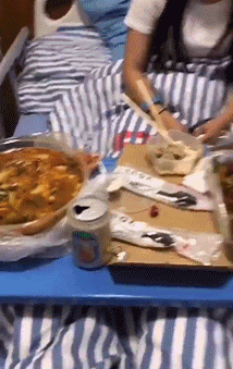 搞笑gif动图:老公,我膝盖上面的伤,就这么来的!你信了