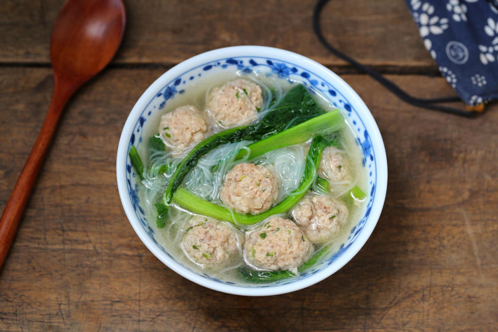 【小白菜汆丸子粉丝汤】