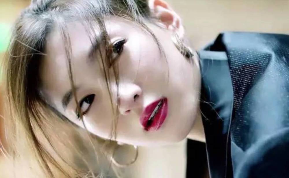 江疏影裸唇撞脸韩庚,口红适合自己才是最好的