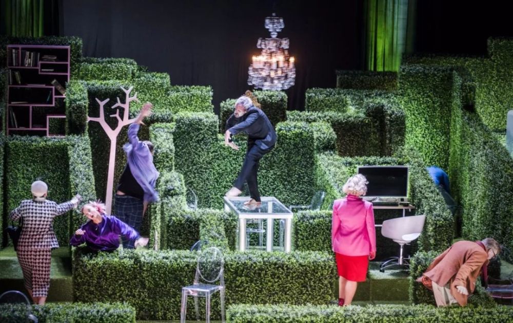 舞台上精心搭建出的翠绿迷墙,魔法花园,炫目光影,伸手可及的现场感和