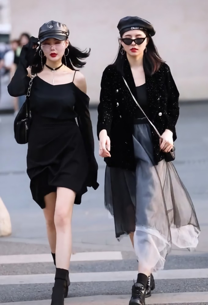 闺蜜街拍:两人都酷炫风,但左边小姐姐腿赢了,全是因为