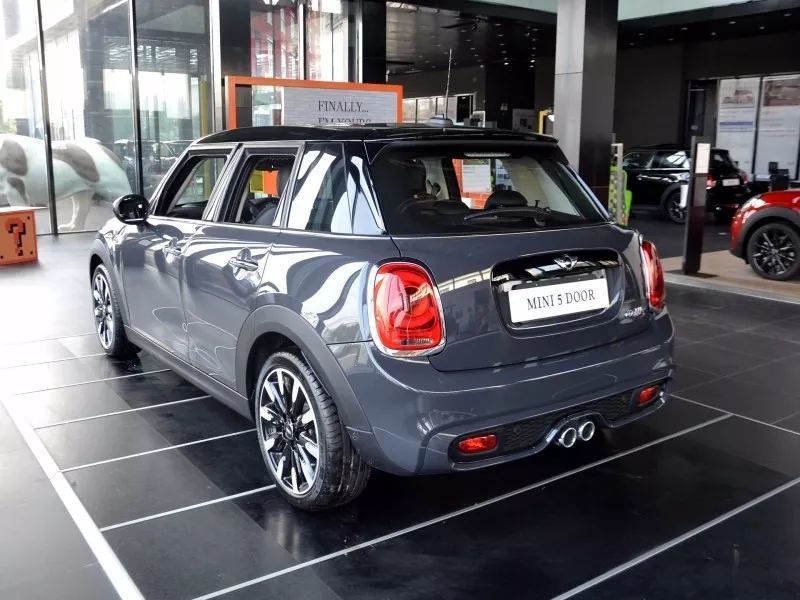 国外街头现身劳斯莱斯版的mini,网友:没500万下不来!