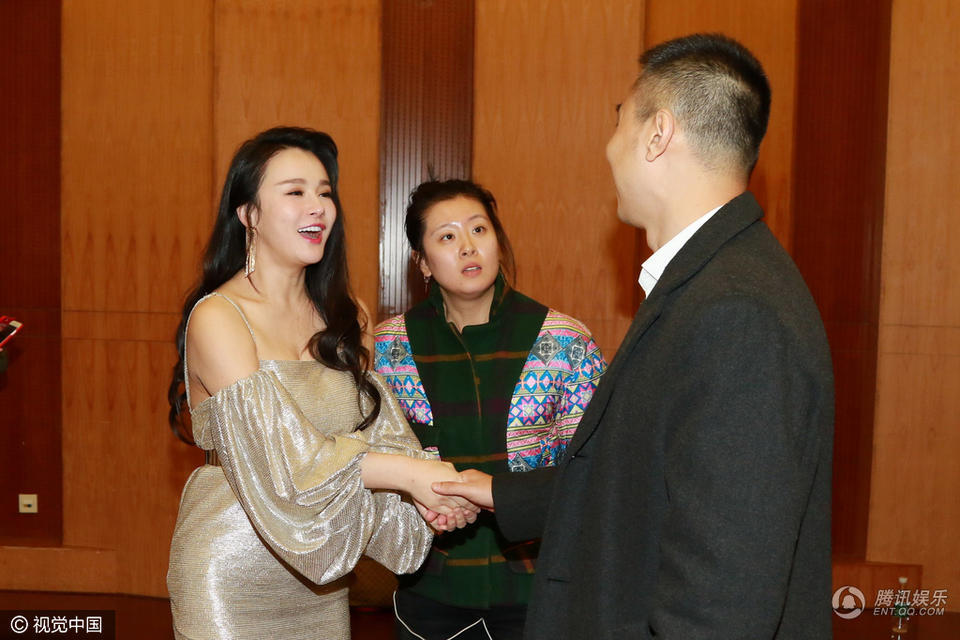 冉莹颖修身裙亮晶晶出席活动 秀傲人上围