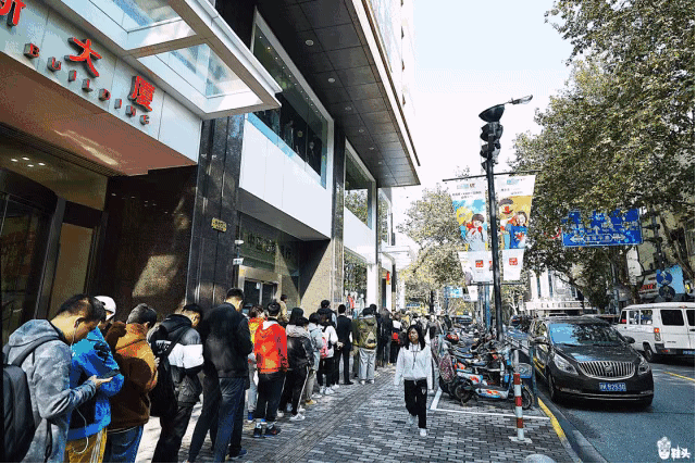 人人都爱kaws x uniqlo,到底在爱什么?