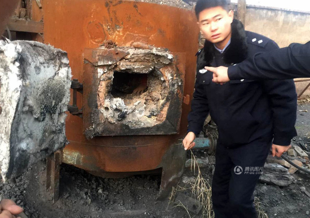 老赖为躲债贼喊抓贼 藏身废弃锅炉