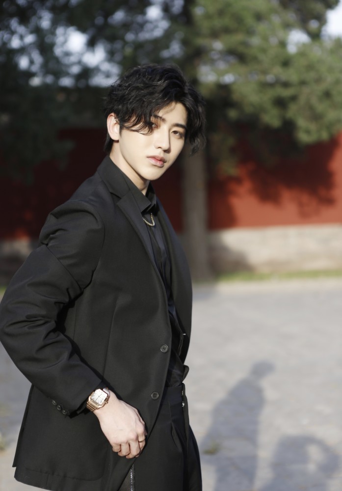 成为高奢代言人之后,蔡徐坤下半年要营业了?粉丝:你们