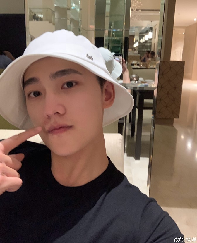 杨洋这是什么神仙颜值?看到路人镜头下的他:明星和路人的差距!