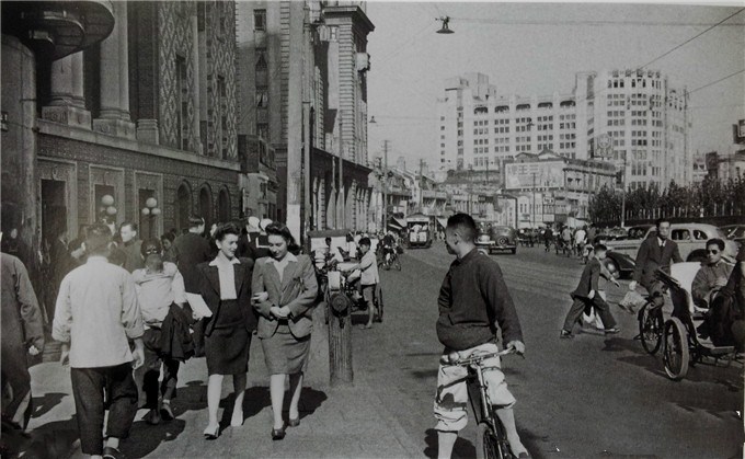 1946年的上海,外国人满大街,美国大兵和外国女郎有说有笑