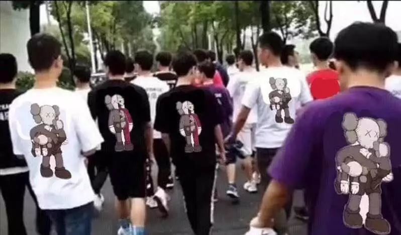 kaws公开辱华?走好不送等着凉吧