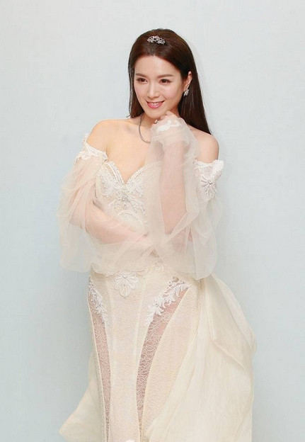 (碧昂丝结婚时婚纱)   香港女星苟芸慧在结婚时也选择了这件婚纱.