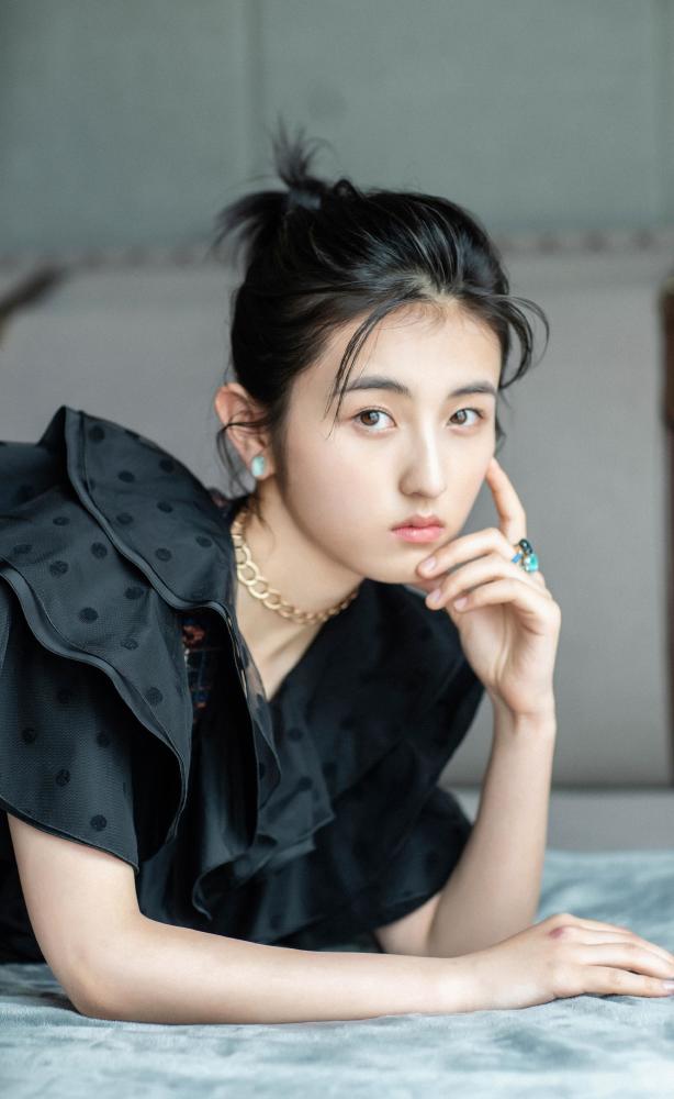 张子枫时尚美照,一身淑女风穿搭靓丽动人
