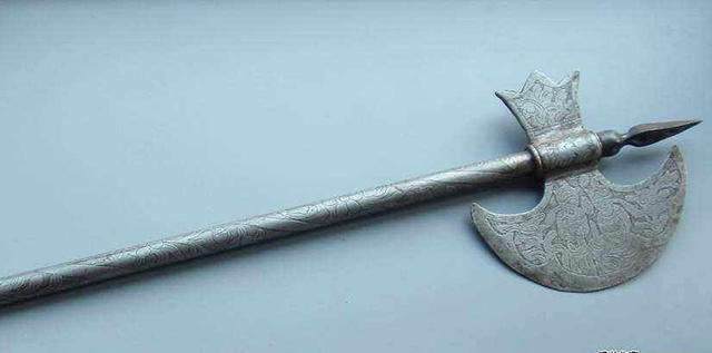 印度弯刃战斧是印度骑兵标配武器,个头很小,分量很轻,斧头非常锋利.