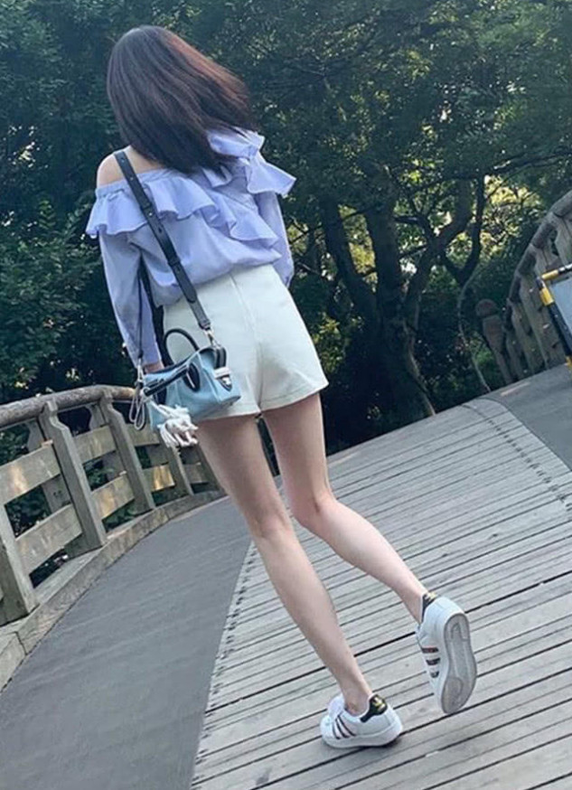 江疏影晒生活照,无滤镜美颜看到她真实的腿型后,上帝吻过的腿吧