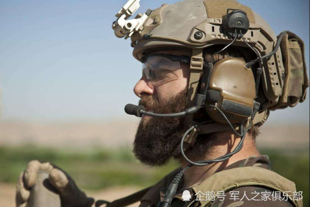近日,有消息称解放军将装备超越03式头盔的qgf-11式头盔.