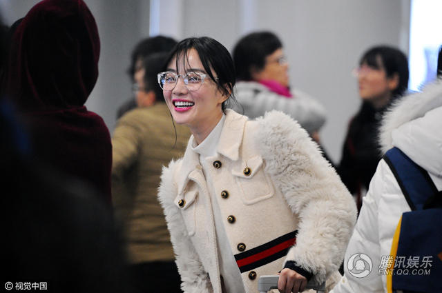 李小璐随父母离京 笑得可开心了呢