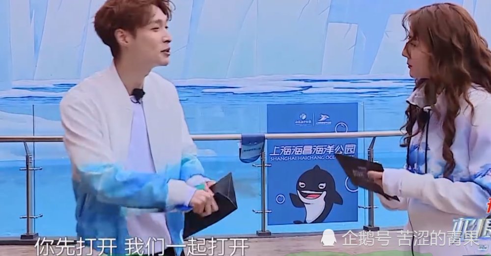 张艺兴主动搭讪迪丽热巴,有谁注意他开口3字?网友:活该单身!