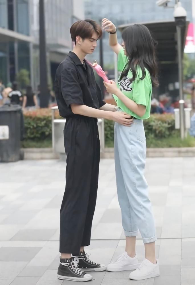 情侣间穿搭火了:黑衫和绿t秀出"摸腰杀",这泡泡狗粮味