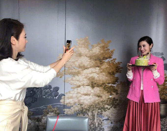 1988年李嘉欣获香港小姐冠军的经典加冕照