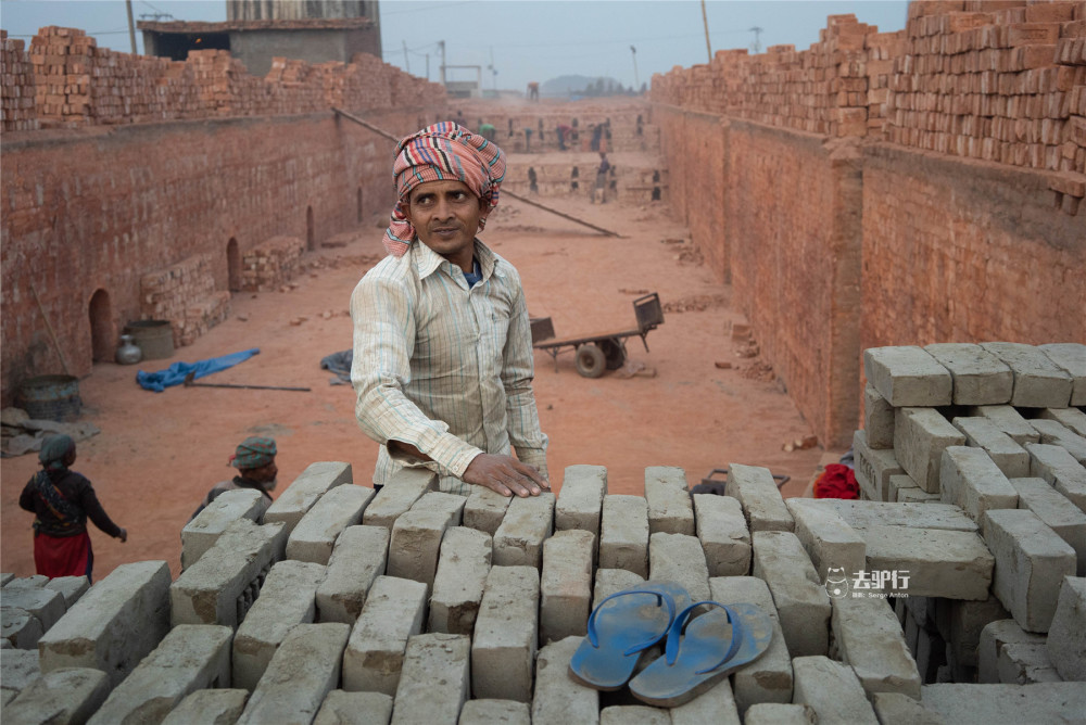 真实的孟加拉搬砖工人:全家靠搬砖温饱,祈祷无病无灾就是赚了
