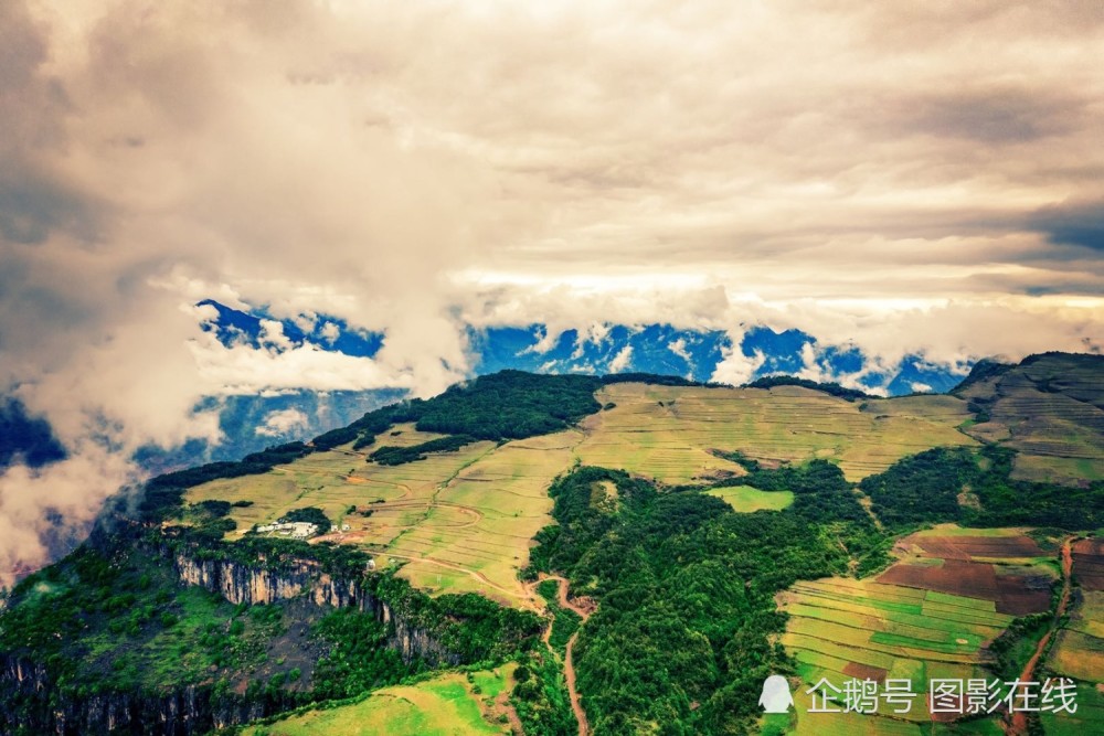 航拍四川凉山悬崖村高山云海变景区 原始自然风光从封闭走向开放