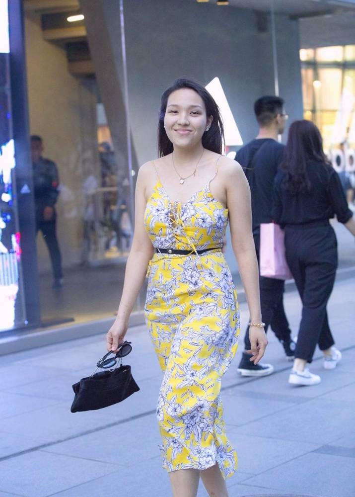 美女街拍:微胖小姐姐如何在夏日穿得出彩,解锁潮流新时尚