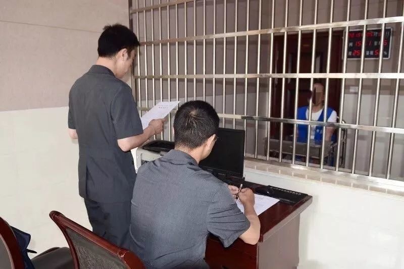 市中级人民法院案件合议庭成员到京山市看守所,对龚某某故意伤害案