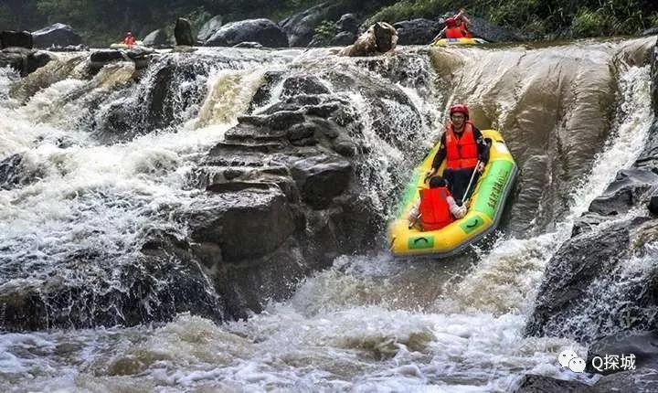 忠县东溪河生态漂流 这里有长达5000米漂流河道 激流险滩都达到了20余