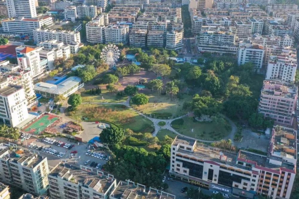 以该社区的东雅苑小区为例, 居民步行出发, 3分钟就能到达公园,5分钟