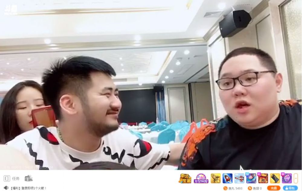 pdd做小茄子干爹,以后玩lol还是csgo?