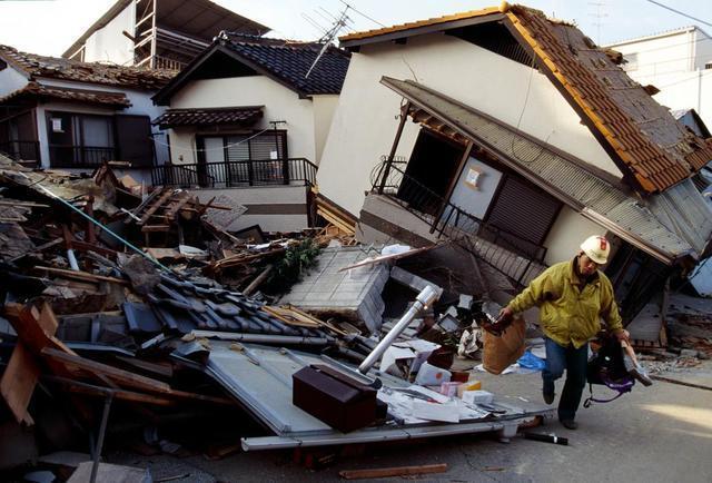 实拍90年代日本阪神大地震,灾区如遭核打击,破坏性触目惊心