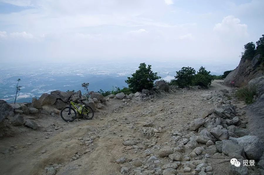 不登飞云顶,枉来罗浮山