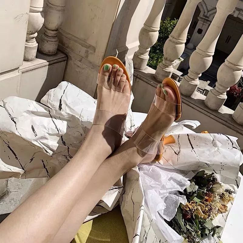 穿透明带子时,一定记得涂指甲油!不然脚看起来太素了.