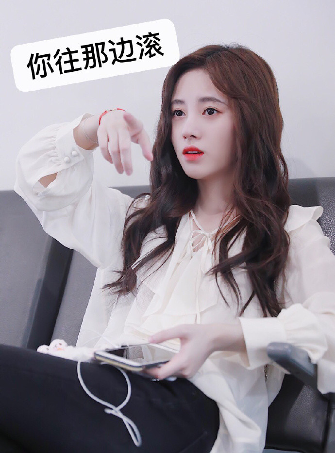 鞠婧祎表情包:看着这么委屈的小鞠,我都心疼了呢!