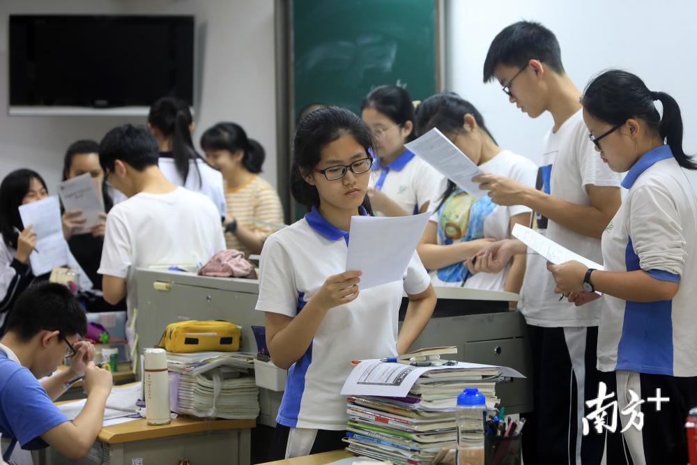 深圳第二实验学校,高三教室的每个角落都有学生在认真复习.