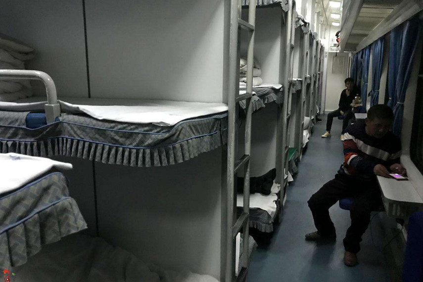 火车卧铺车厢为什么是男女混住?不是分开住?列车员终于说出实话