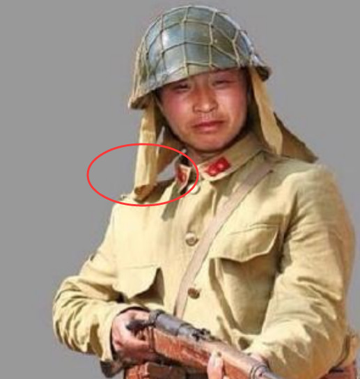日本军人为何在帽子上加2块布?军事专家:此举可以少死