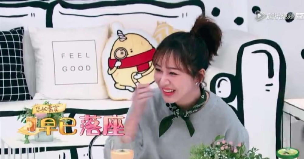 王嘉尔一回头就看到杨紫也是一阵惊喜.而且在节目中,还有不少的互动.