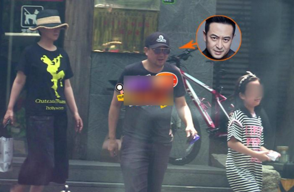张嘉译全家外出吃烤肉,妻子朴实严肃脸,女儿胖乎乎五官像爸爸