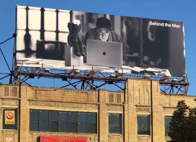 iphone户外广告牌上的kaws公仔