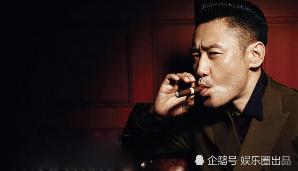 明星抽雪茄拍写真,周润发笑容满面,古天乐拿雪茄动作