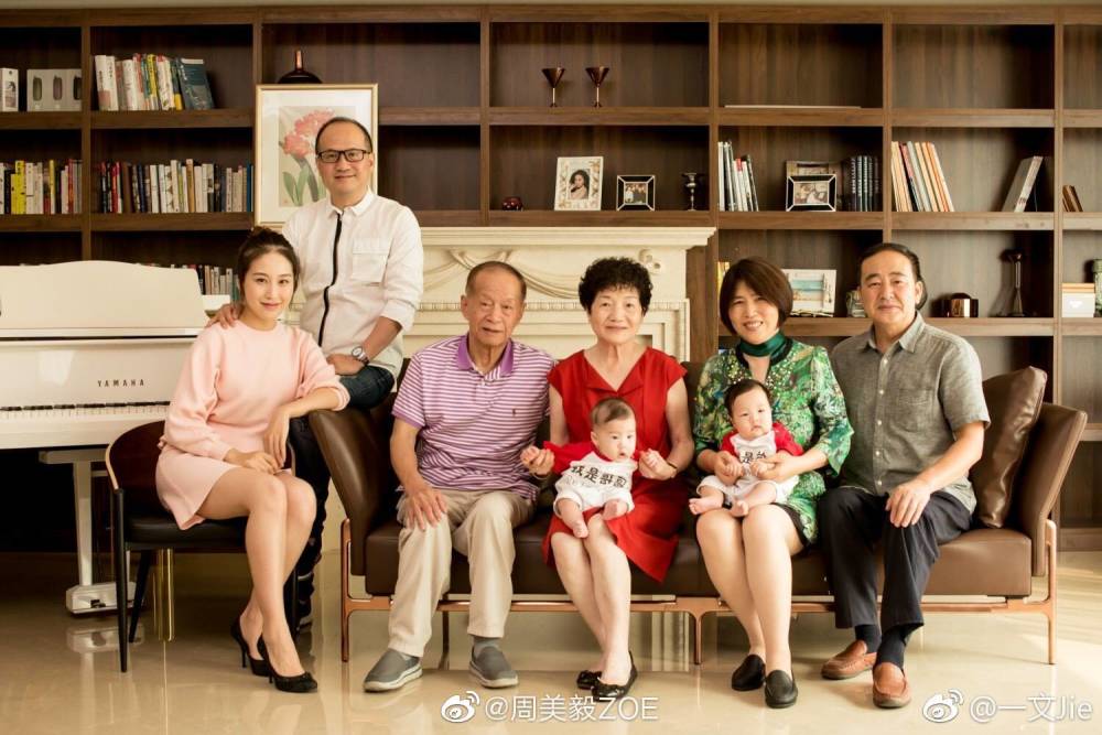 周美毅33岁生日晒全家福,发文称还在寻找双胞胎儿子的
