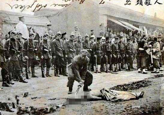 八国联军老照片:日本兵枪杀中国人,观看斩首义和团拳民的德国兵