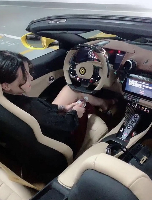 韩安冉坐豪车再炫富,谁注意她手上拿的东西?开法拉利果然都低调