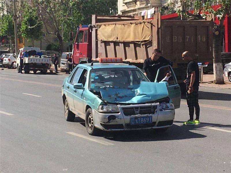 出租车别宝马车,只因车主好看?车主母亲:让你知道啥是